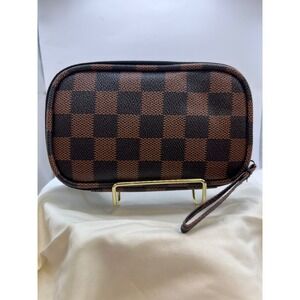 Brown Checkerboard Carry Case with 7-day pill organizer inside